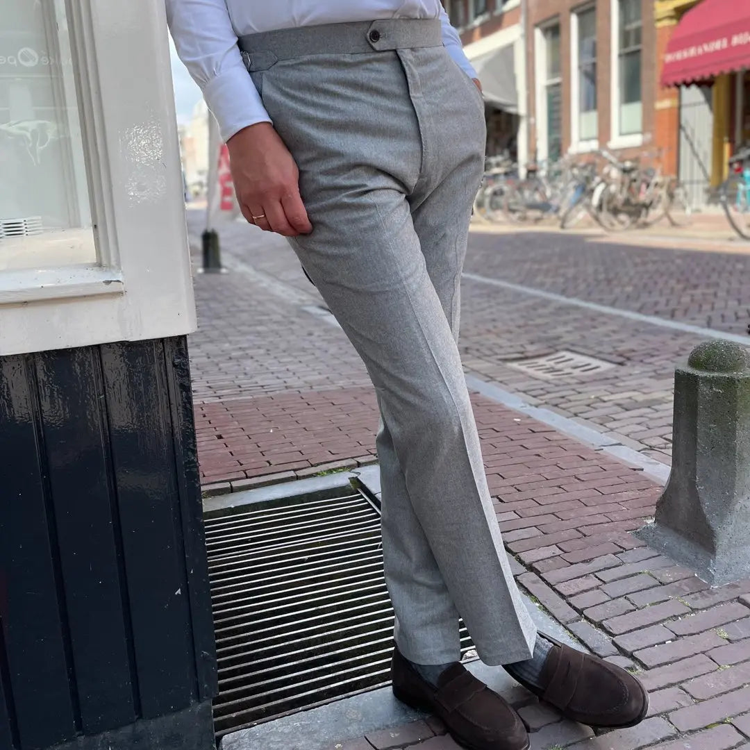 Hose aus hellgrauer Flanellwolle